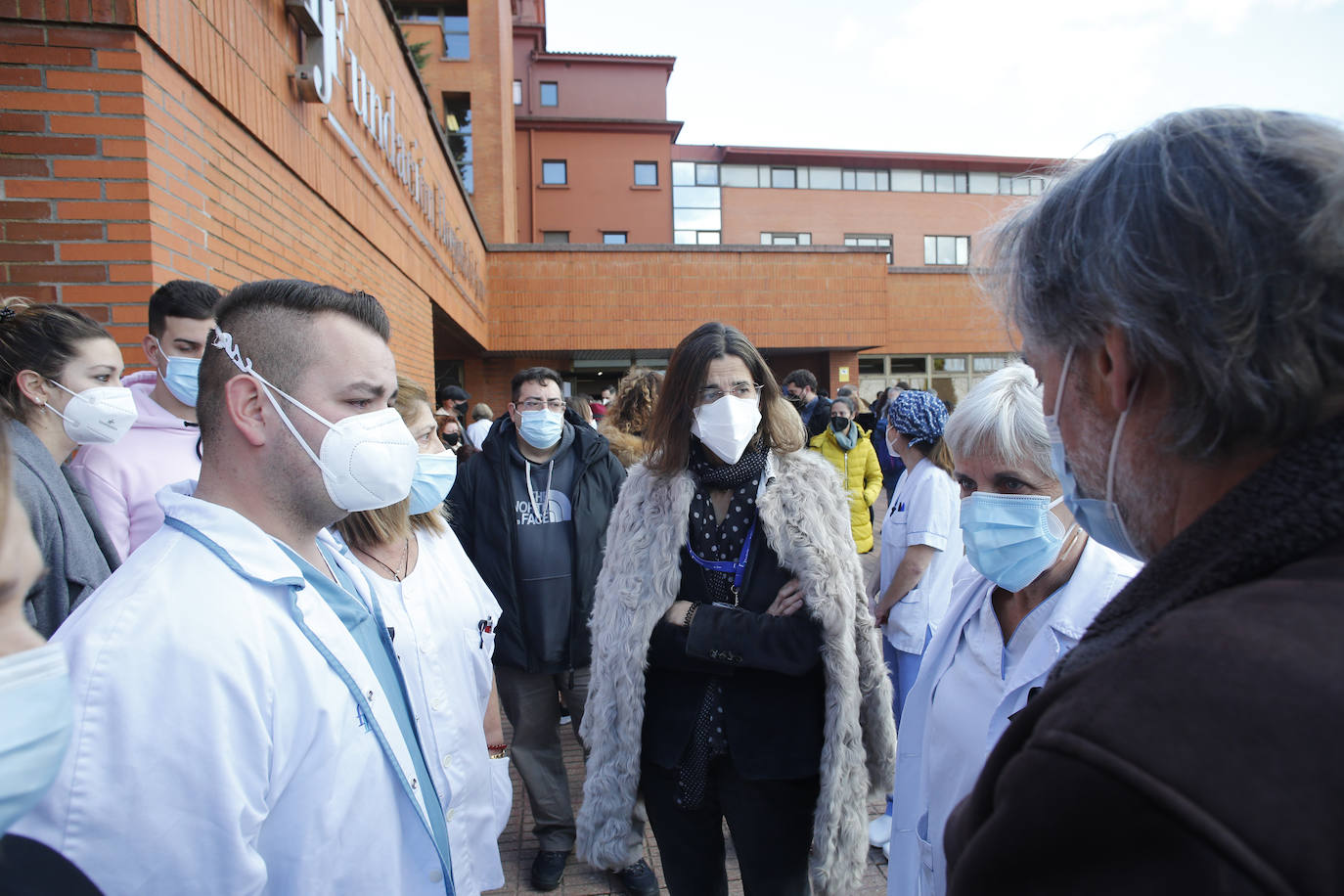 Con una honda emoción y sentimiento, compañeros y amigos del joven Pablo quisieron rendirle homenaje a las puertas de su centro de trabajo, el Hospital de Jove