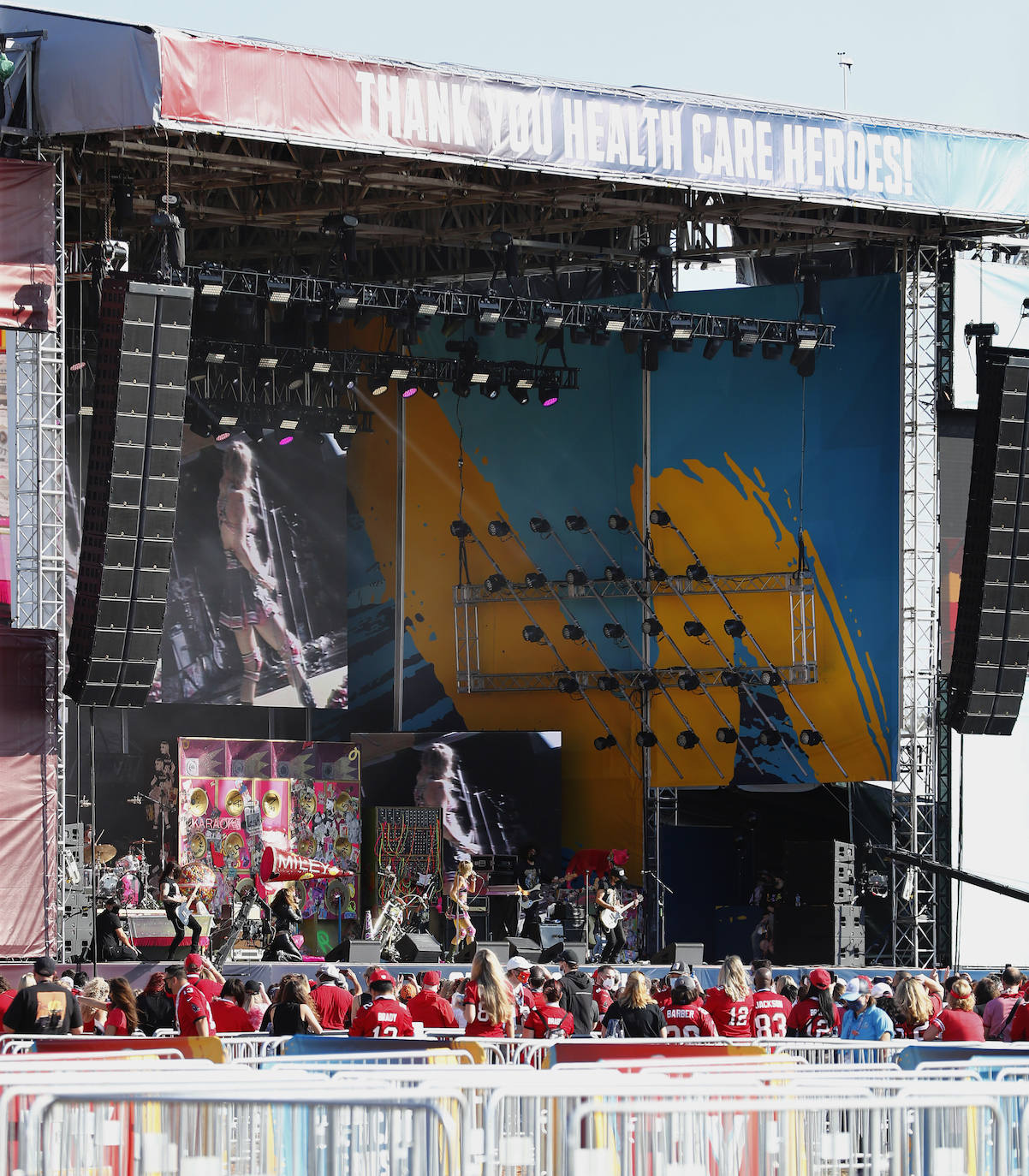 La Super Bowl de la pandemia terminó, en lo deportivo, con una aplastante y merecida victoria de los Buccaneers de Tampa sobre los Chiefs de Kansas City, por 31 a 9, que les vale a los de Florida su segundo título, 19 años después del primero | The Weeknd fue el artista canadiense encargado de protagonizar el espectáculo del intermedio