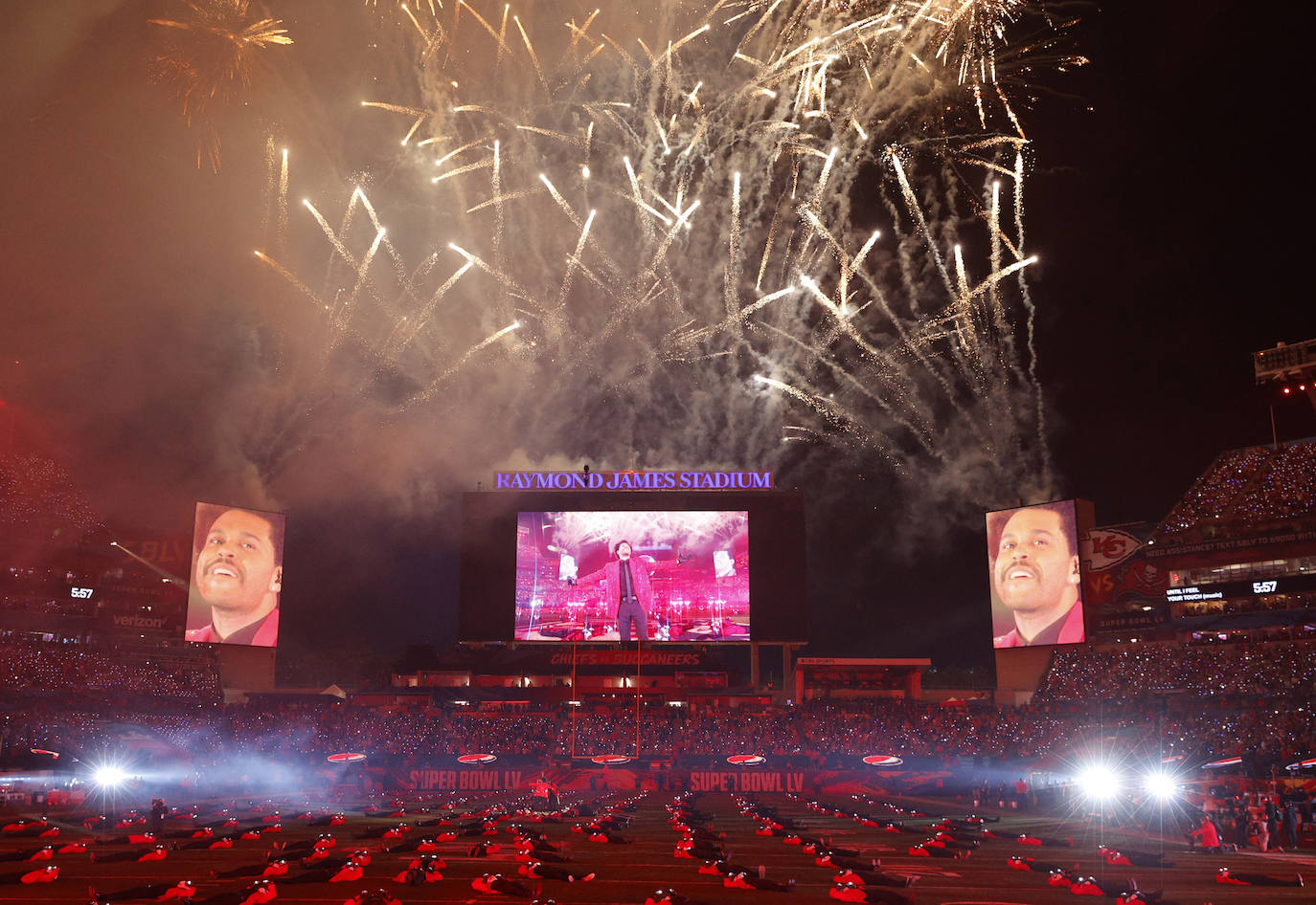 La Super Bowl de la pandemia terminó, en lo deportivo, con una aplastante y merecida victoria de los Buccaneers de Tampa sobre los Chiefs de Kansas City, por 31 a 9, que les vale a los de Florida su segundo título, 19 años después del primero | The Weeknd fue el artista canadiense encargado de protagonizar el espectáculo del intermedio