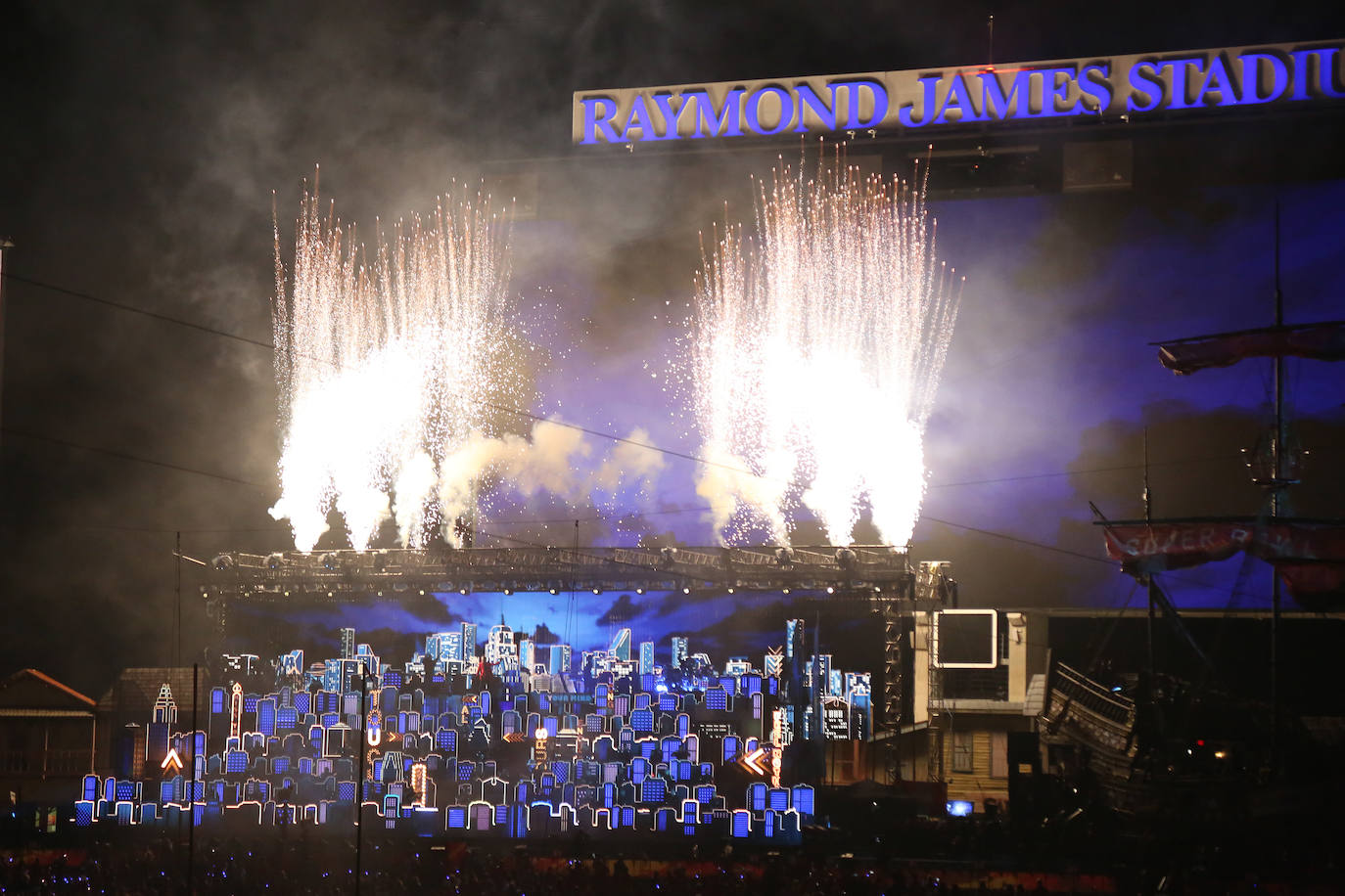 La Super Bowl de la pandemia terminó, en lo deportivo, con una aplastante y merecida victoria de los Buccaneers de Tampa sobre los Chiefs de Kansas City, por 31 a 9, que les vale a los de Florida su segundo título, 19 años después del primero | The Weeknd fue el artista canadiense encargado de protagonizar el espectáculo del intermedio