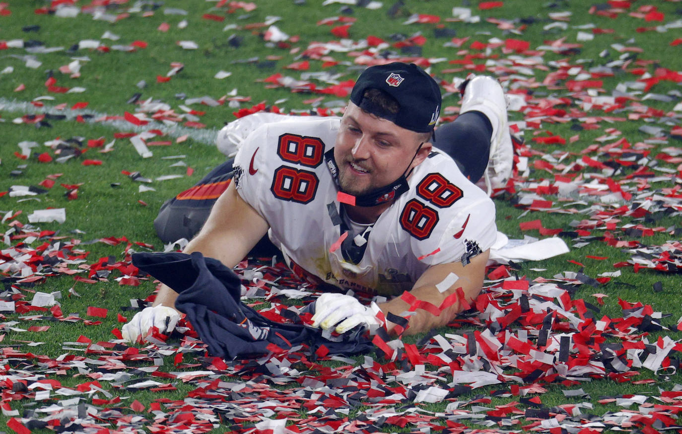 La Super Bowl de la pandemia terminó, en lo deportivo, con una aplastante y merecida victoria de los Buccaneers de Tampa sobre los Chiefs de Kansas City, por 31 a 9, que les vale a los de Florida su segundo título, 19 años después del primero | The Weeknd fue el artista canadiense encargado de protagonizar el espectáculo del intermedio