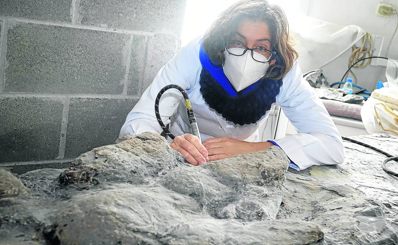 En el Museo del Jurásico, Laura Piñuela trabaja con una pieza en su laboratorio