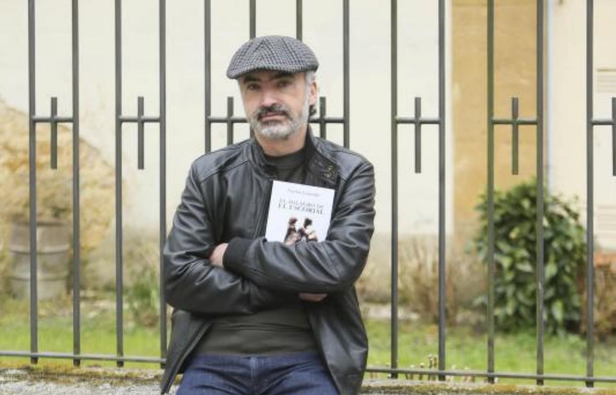 El escritor Nacho Guirado, en Pola de Siero. 