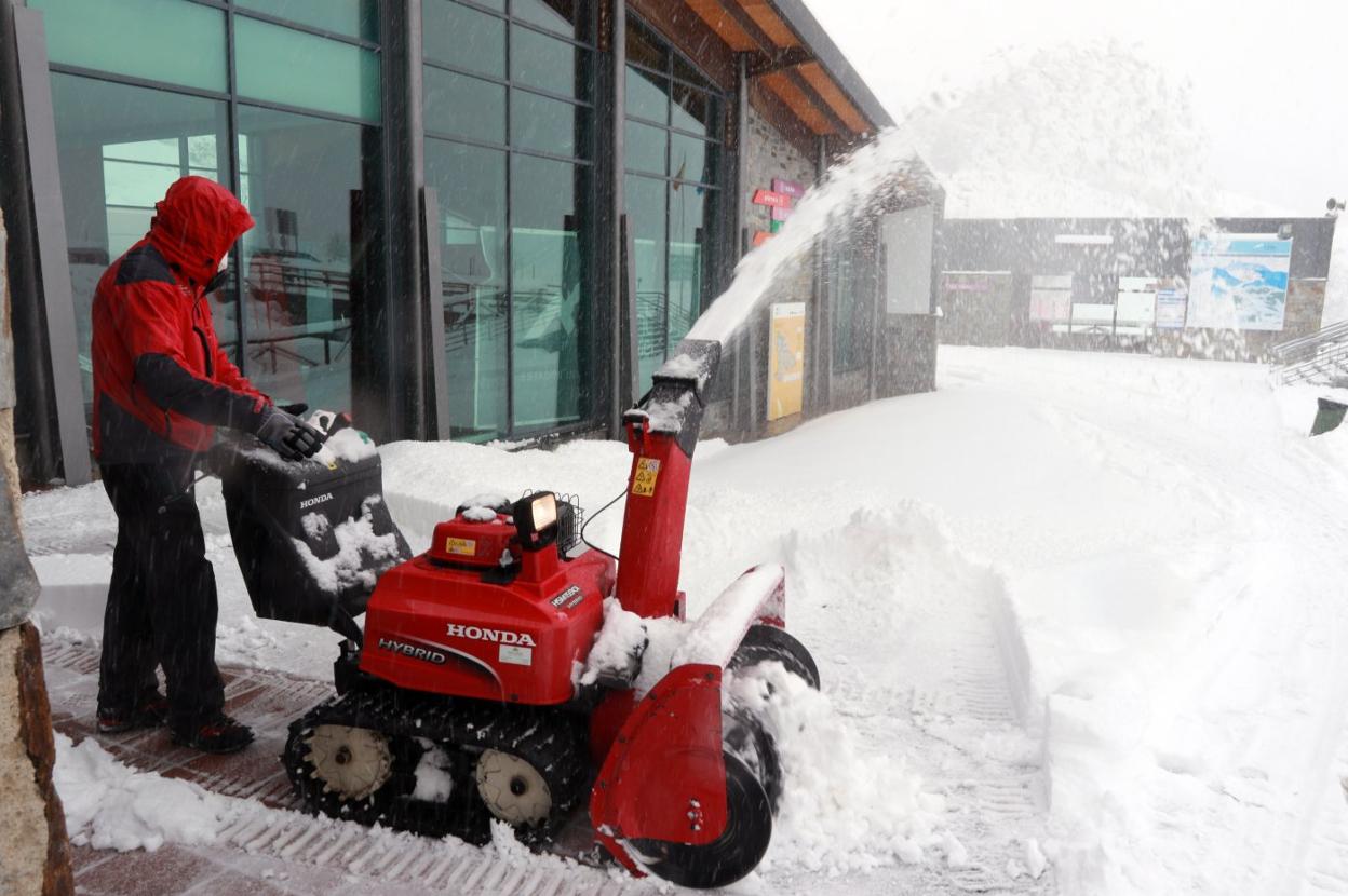 Un operario de la estación, en la jornada del sábado. 