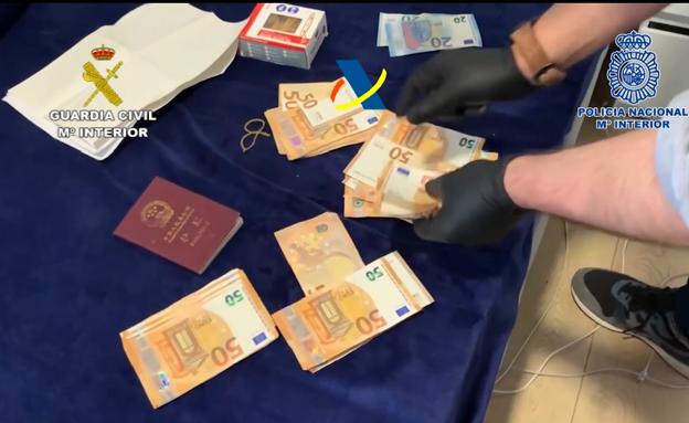 La Guardia Civil cuenta el dinero incautado en la operación.