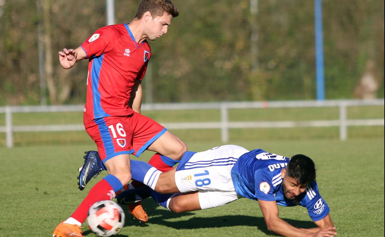 Jugada del encuentro de la primera vuelta entre el Oviedo B y el Numancia.