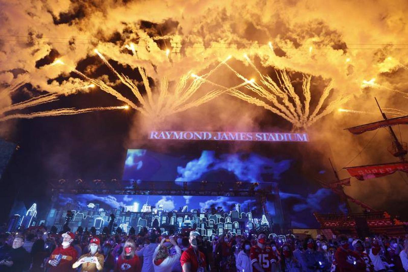 Lluvia de fuegos artificiales sobre el estadio.