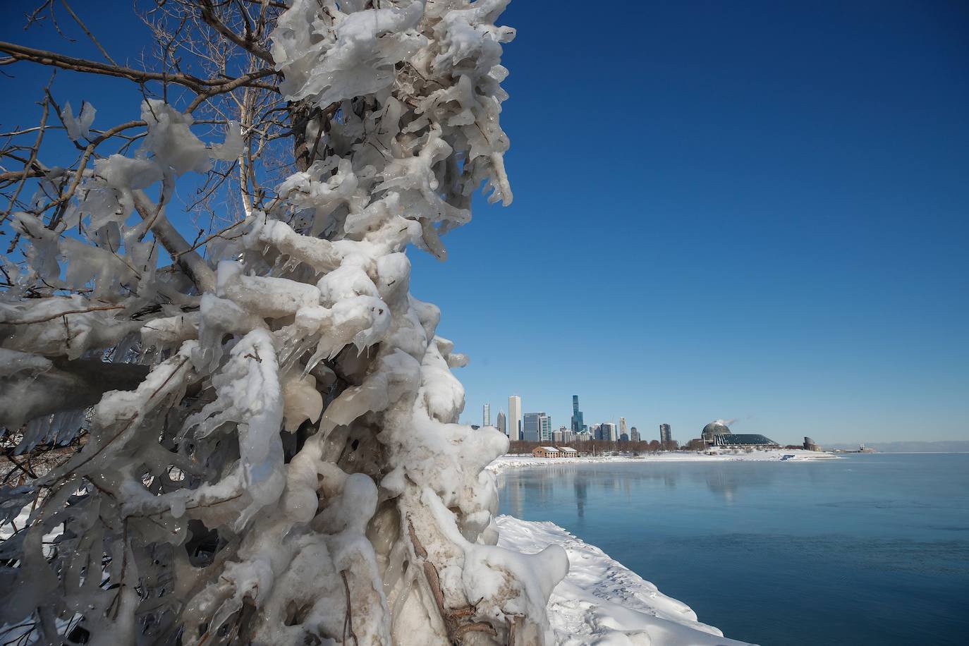 La nieve se ha dejado notar en los últimos días en distintos países como Alemania, Holanda o Estados Unidos. Las condiciones climatológicas, además de dejar unas imágenes llamativas, también han provocado alteraciones en la vida de sus ciudadanos.