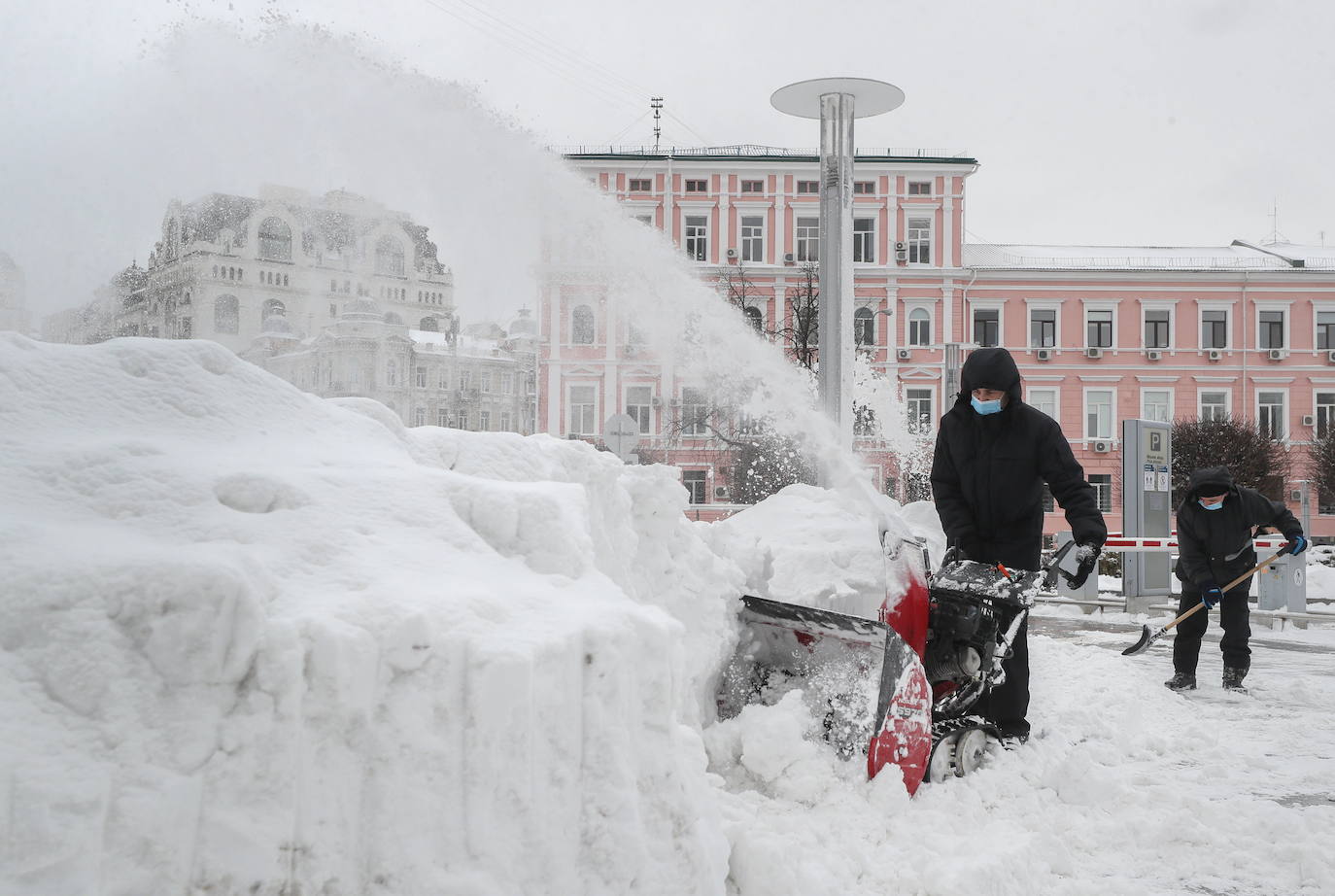 La nieve se ha dejado notar en los últimos días en distintos países como Alemania, Holanda o Estados Unidos. Las condiciones climatológicas, además de dejar unas imágenes llamativas, también han provocado alteraciones en la vida de sus ciudadanos.