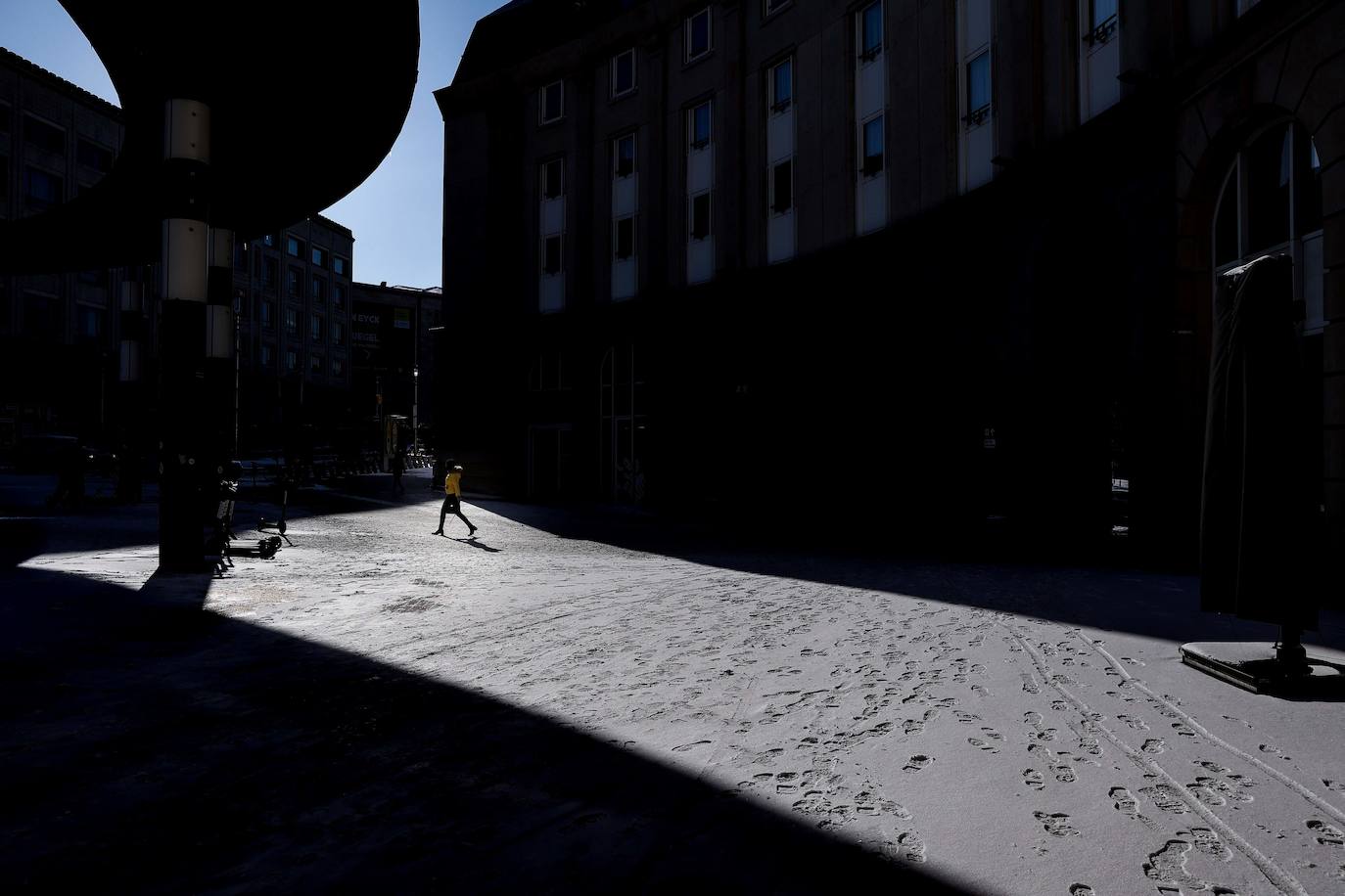 La nieve se ha dejado notar en los últimos días en distintos países como Alemania, Holanda o Estados Unidos. Las condiciones climatológicas, además de dejar unas imágenes llamativas, también han provocado alteraciones en la vida de sus ciudadanos.