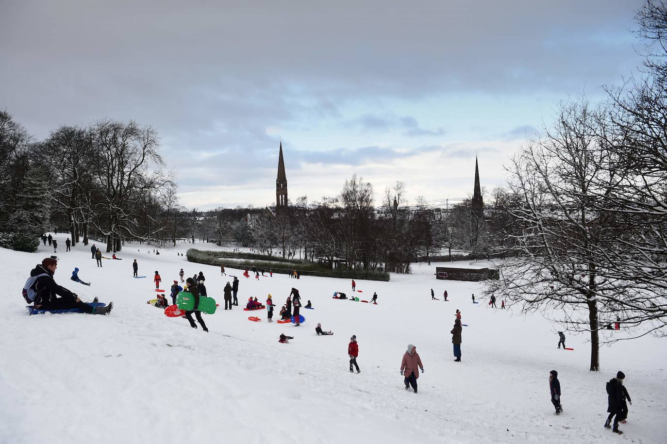 La nieve se ha dejado notar en los últimos días en distintos países como Alemania, Holanda o Estados Unidos. Las condiciones climatológicas, además de dejar unas imágenes llamativas, también han provocado alteraciones en la vida de sus ciudadanos.