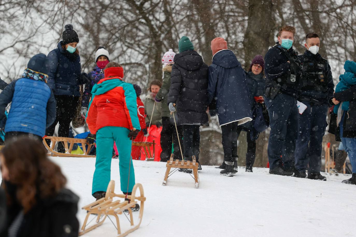 La nieve se ha dejado notar en los últimos días en distintos países como Alemania, Holanda o Estados Unidos. Las condiciones climatológicas, además de dejar unas imágenes llamativas, también han provocado alteraciones en la vida de sus ciudadanos.