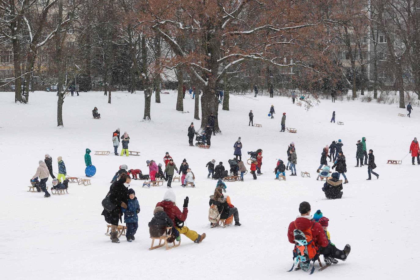 La nieve se ha dejado notar en los últimos días en distintos países como Alemania, Holanda o Estados Unidos. Las condiciones climatológicas, además de dejar unas imágenes llamativas, también han provocado alteraciones en la vida de sus ciudadanos.