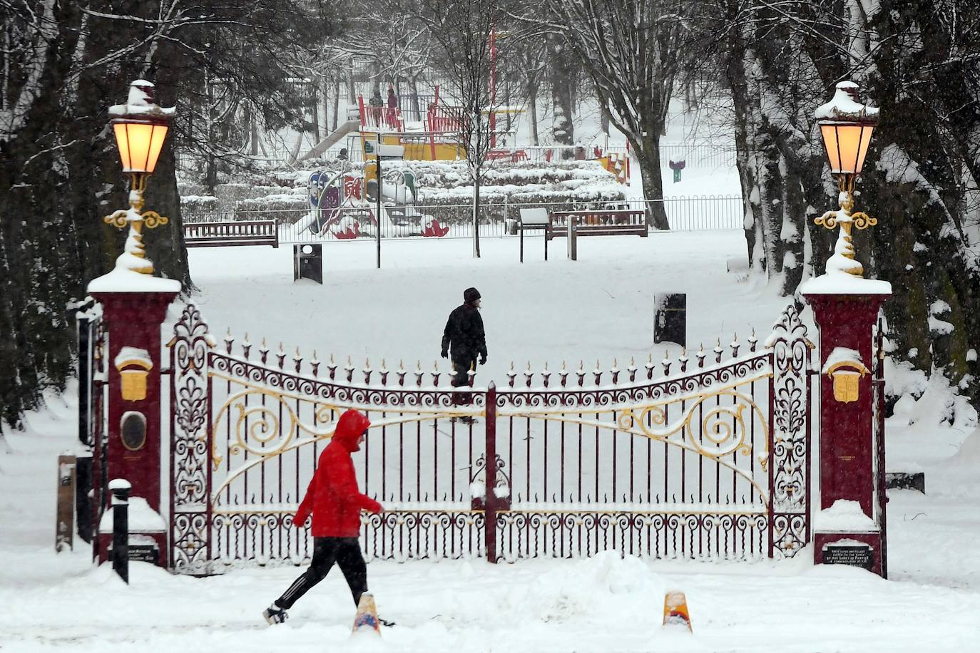 La nieve se ha dejado notar en los últimos días en distintos países como Alemania, Holanda o Estados Unidos. Las condiciones climatológicas, además de dejar unas imágenes llamativas, también han provocado alteraciones en la vida de sus ciudadanos.