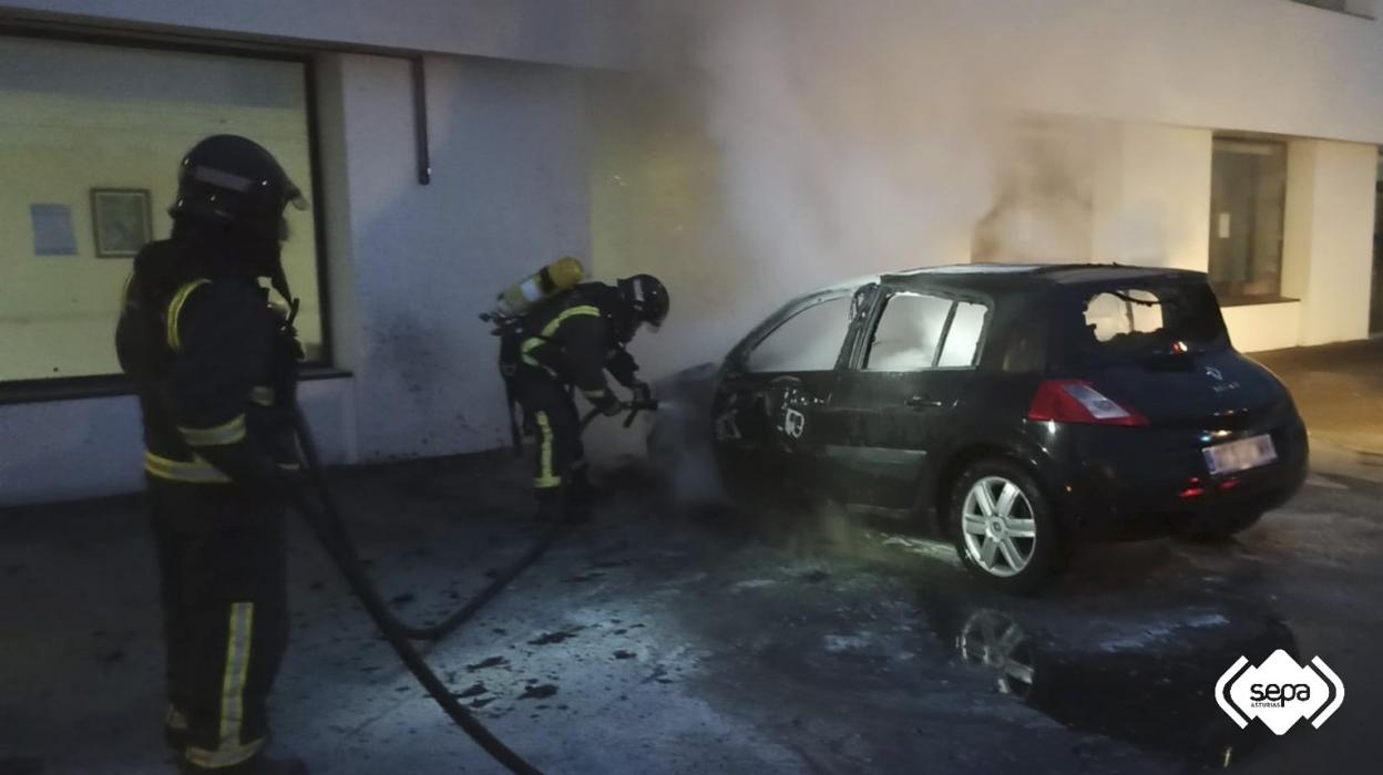 Bomberos, durante las tareas de extinción del incendio. 