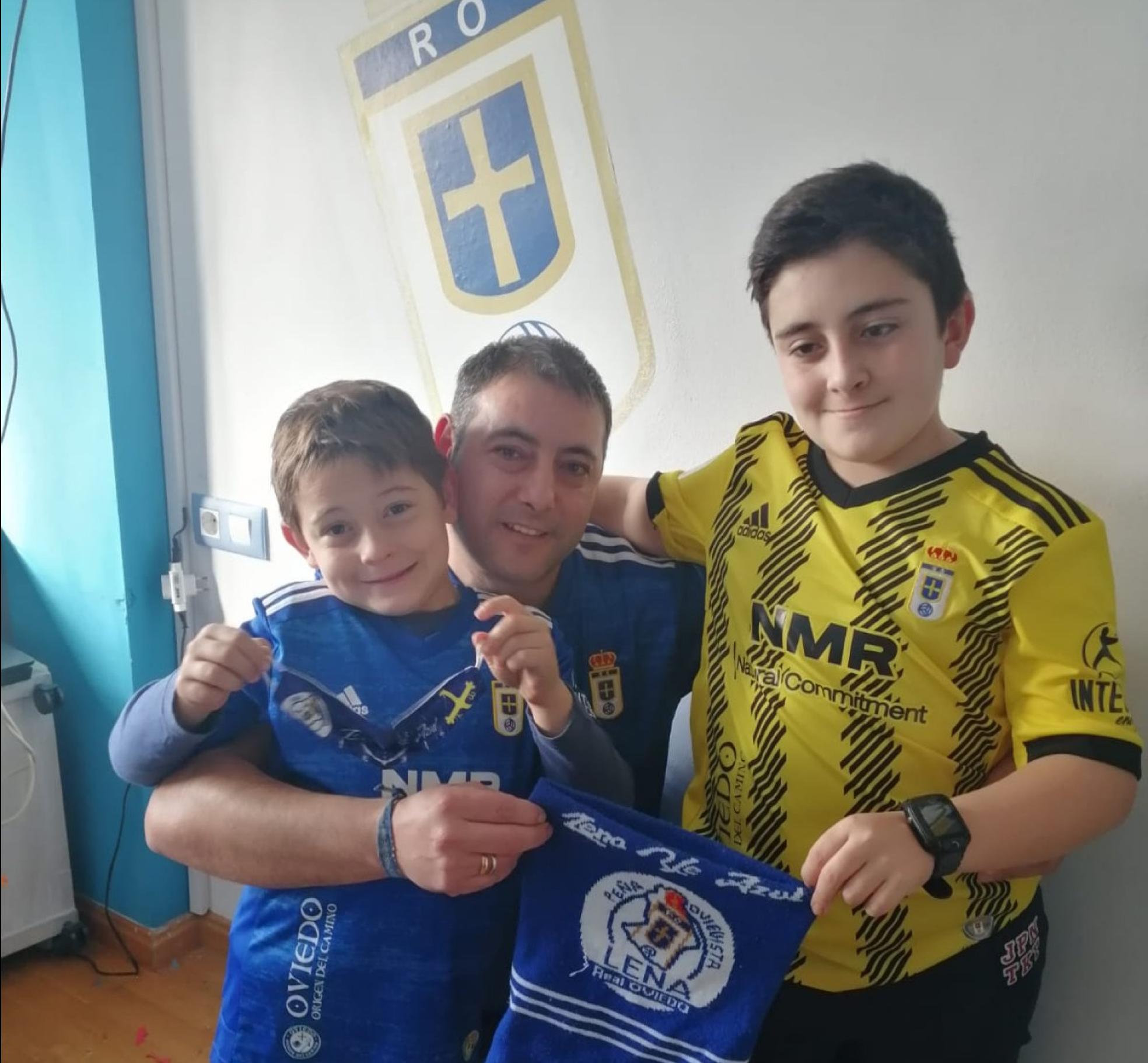 El club conocía ya a la familia Rubín Mourenza, a la que apoyó en la enfermedad de Manuel. Manuel, a la derecha, con su padre, y su hermano.