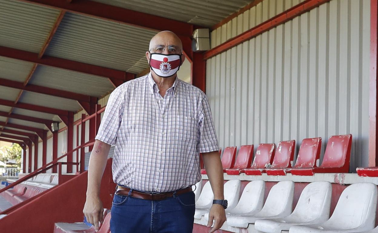 Víctor Holguera, en la grada de Santa Cruz. 