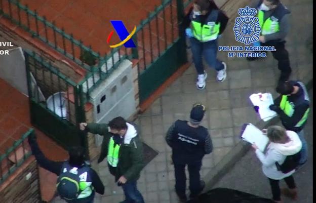 Un momento de una de las redadas del Cuerpo Nacional de Policía. 