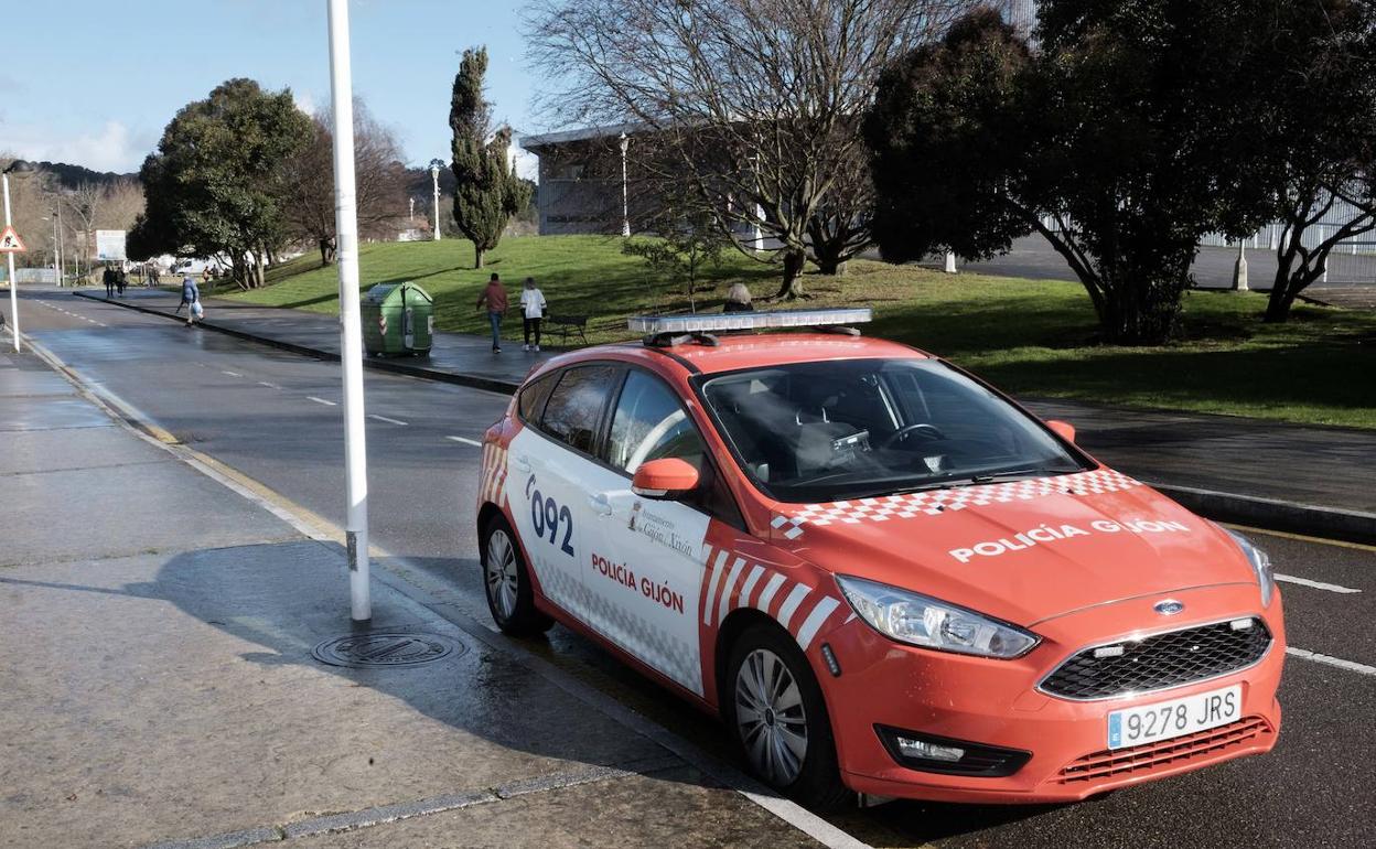Un coche de la Policía Local de Gijón 