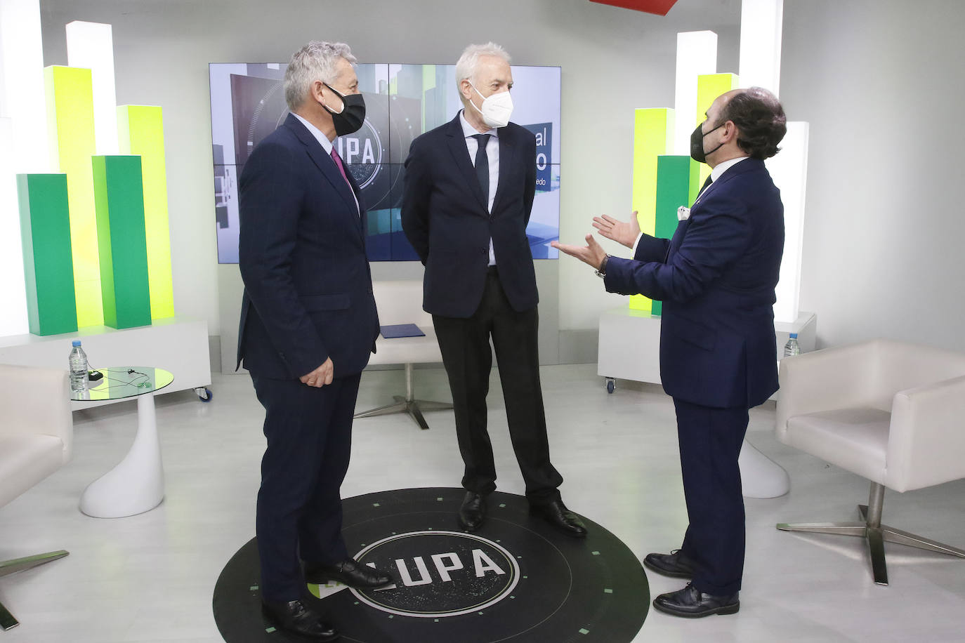 Los dos candidatos que optan al cargo de rector de la Universidad de Oviedo afrontaron el cierre de la campaña electoral con un debate en 'La Lupa' de Canal 10 , que fue moderado por Juan Neira.