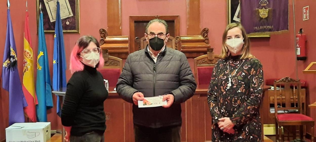 Cristina Simón y Rocío Vega entregan el cheque a Fermín Montes. 