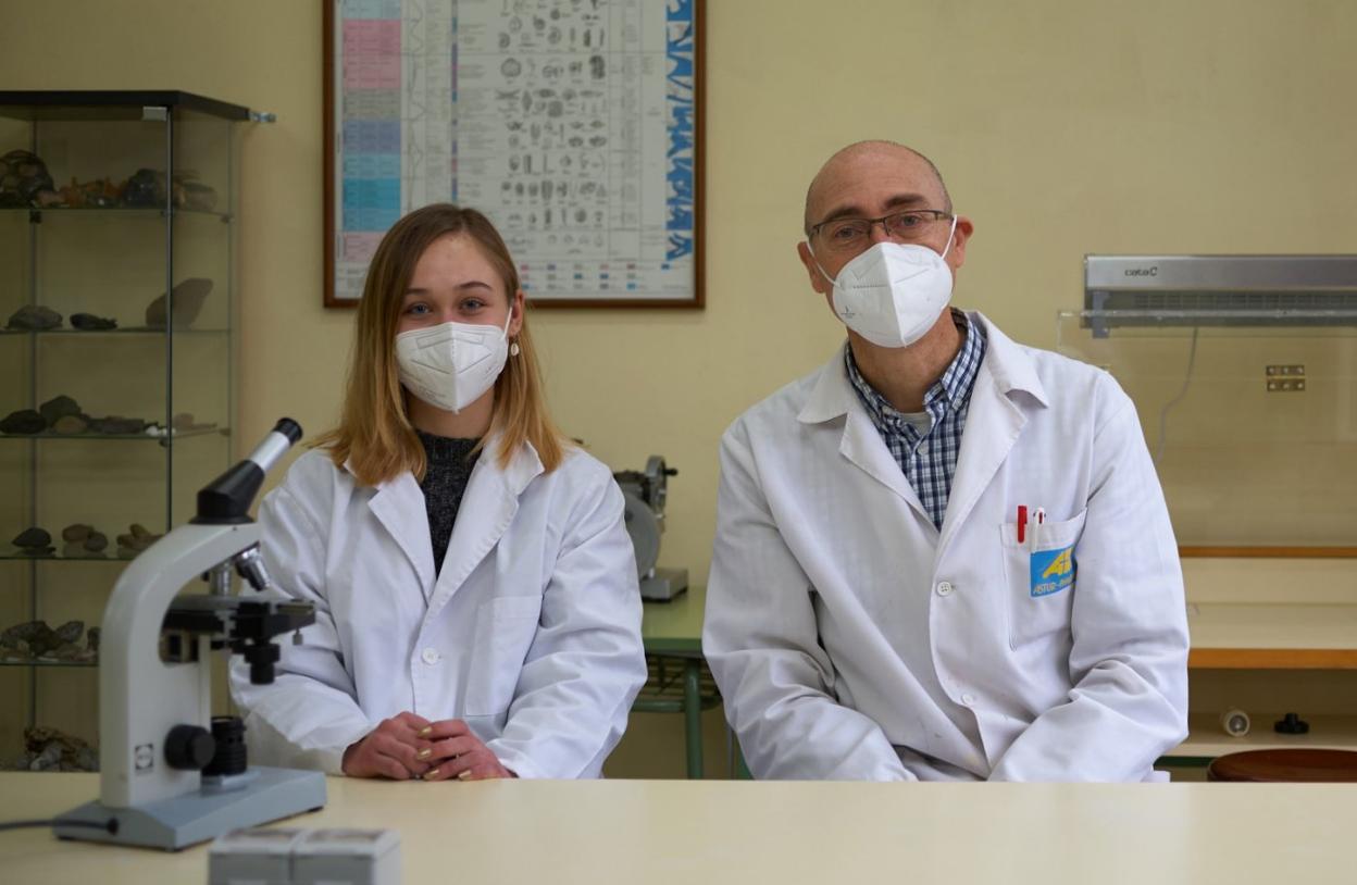 Claudia Velasco en el laboratorio junto a su profesor de biología de este curso, Ricardo Fernández. 
