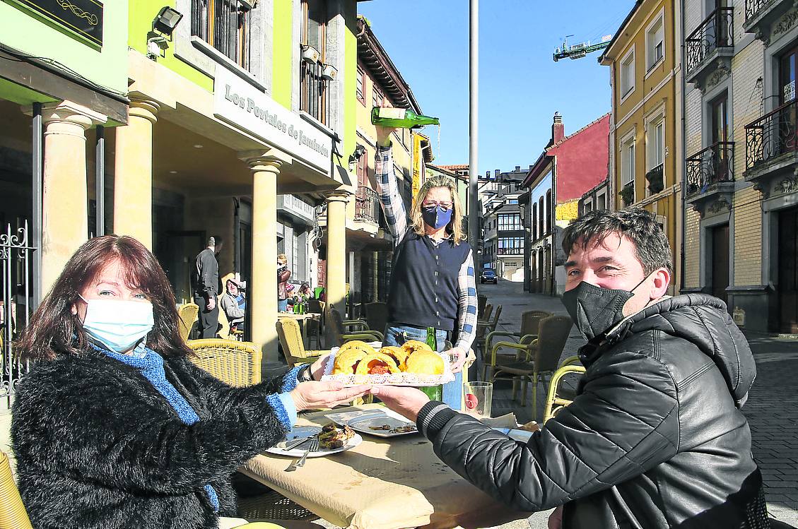 Susana Menéndez y Alberto Ramos ya comadrearon ayer. Detrás Rosana García escanciando sidra. 