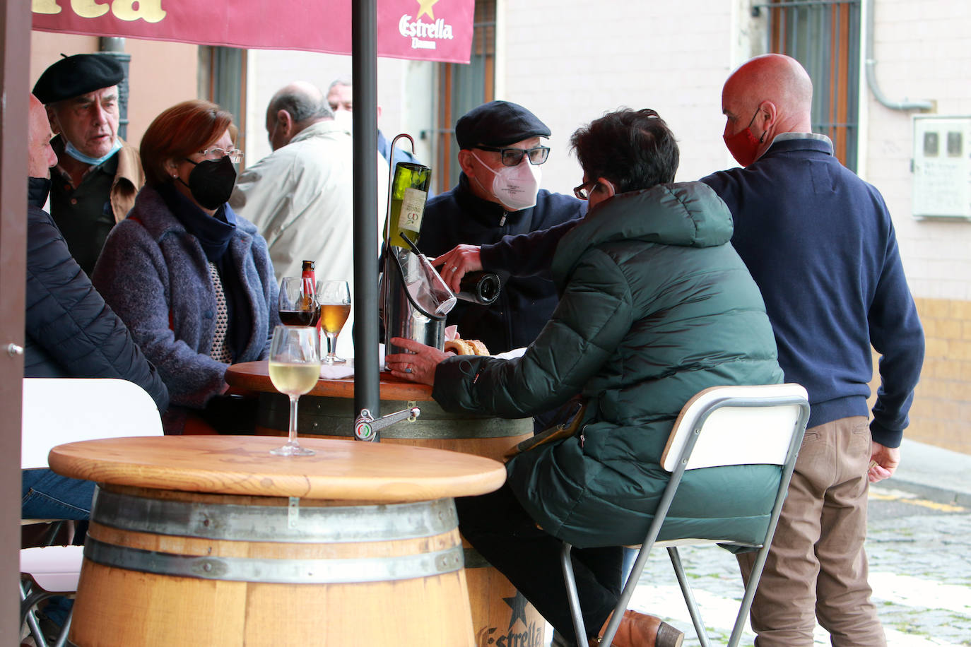 Los vecinos de Pola de Siero celebran la fiesta de Les Comadres condicionados por el cierre perimetral | Los restaurantes elaboran menús para llevar y los bares regalan bollos para animar hoy, y pese a las restricciones, la celebración