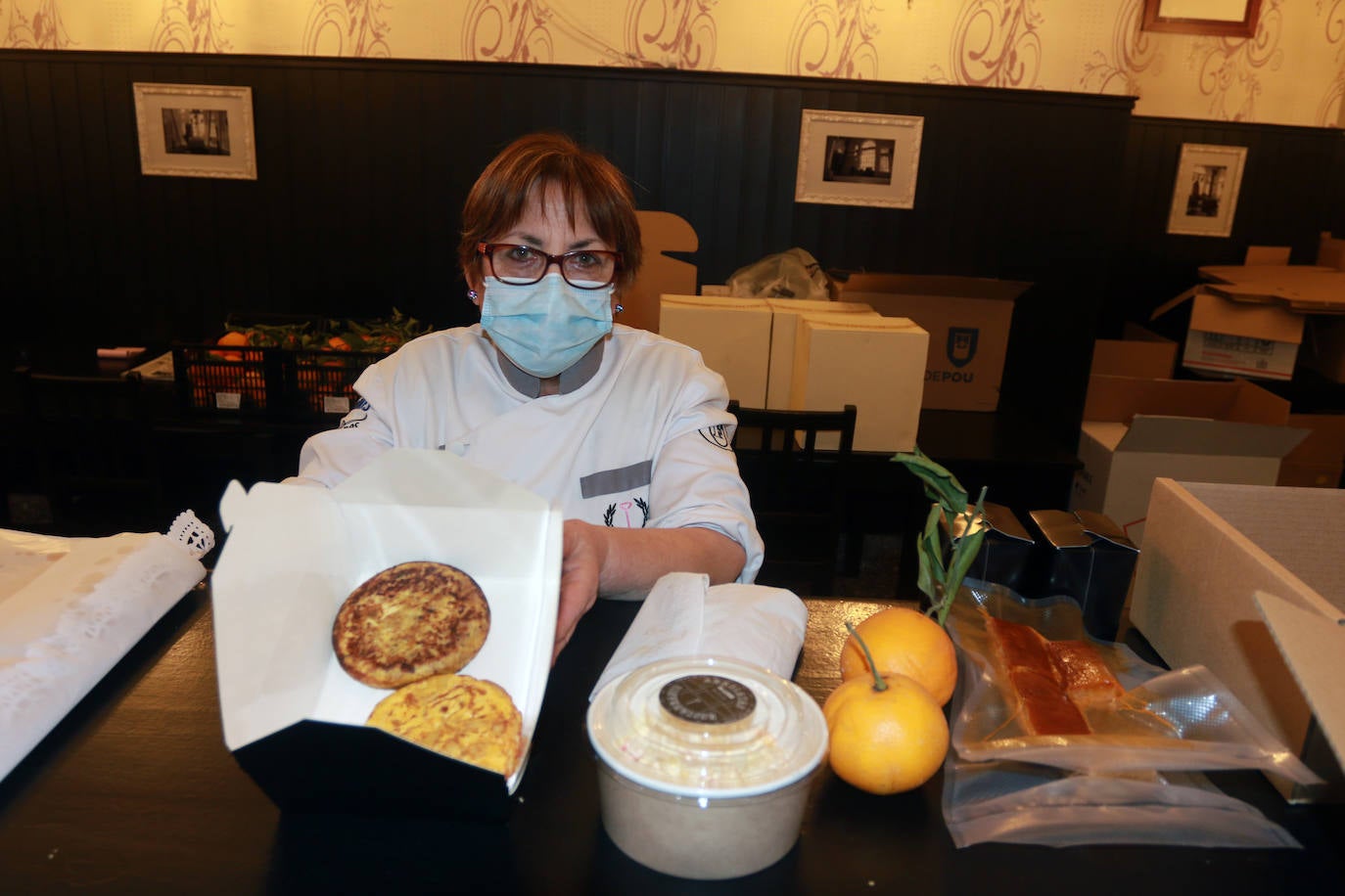 Los vecinos de Pola de Siero celebran la fiesta de Les Comadres condicionados por el cierre perimetral | Los restaurantes elaboran menús para llevar y los bares regalan bollos para animar hoy, y pese a las restricciones, la celebración