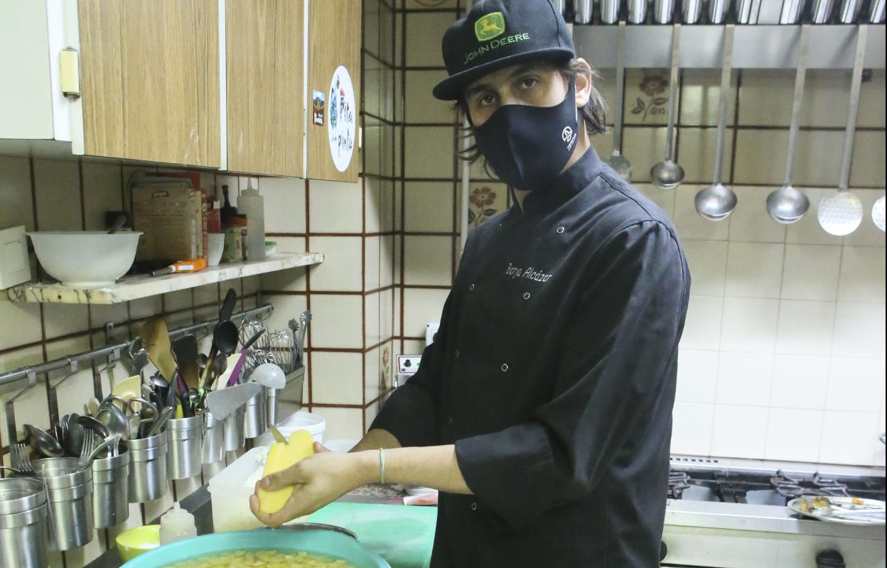 Borja Alcázar prepara las patatas para las tortillas de hoy. 