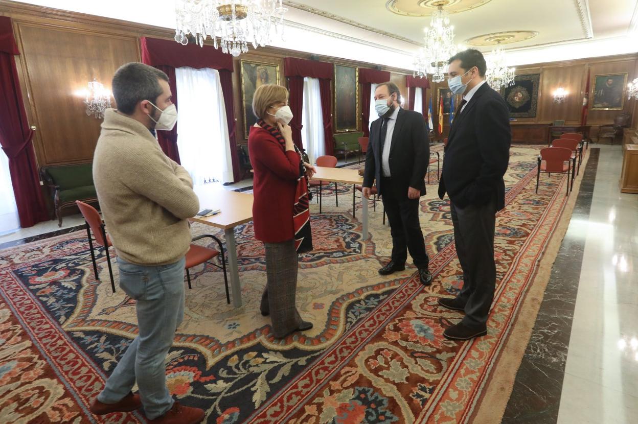 La alcaldesa y el concejal de Promoción Económica se reunieron ayer con los directivos de la empresa. 