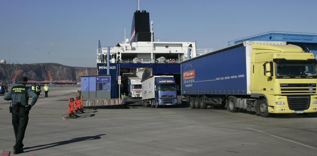 Camiones llegados a Gijón desde Nantes a través del ferri que cubría la autopista del mar. 