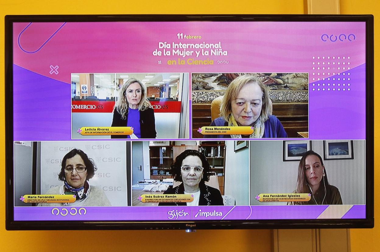 Leticia Álvarez moderó la mesa redonda en la que participaron Rosa Menéndez, María Fernández, Inés Suárez y Ana Fernández. 