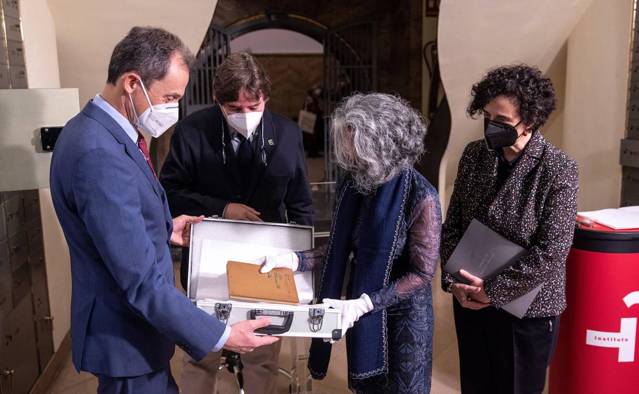 Pedro Duque deposita en la Caja de las Letras del Instituto Cervantes un legado in memoriam de Severo Ochoa 