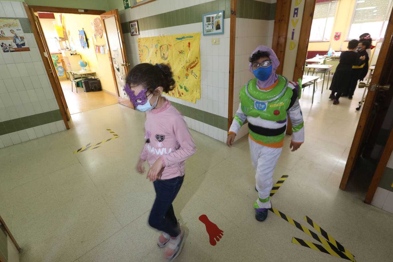 El Antroxu de Avilés ya ha comenzado y así lo han demostrado los niños y niñas de los colegios de avilesinos, que han llenado las aulas de disfraces y alegría. 