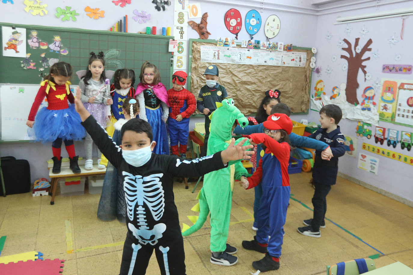 El Antroxu de Avilés ya ha comenzado y así lo han demostrado los niños y niñas de los colegios de avilesinos, que han llenado las aulas de disfraces y alegría. 