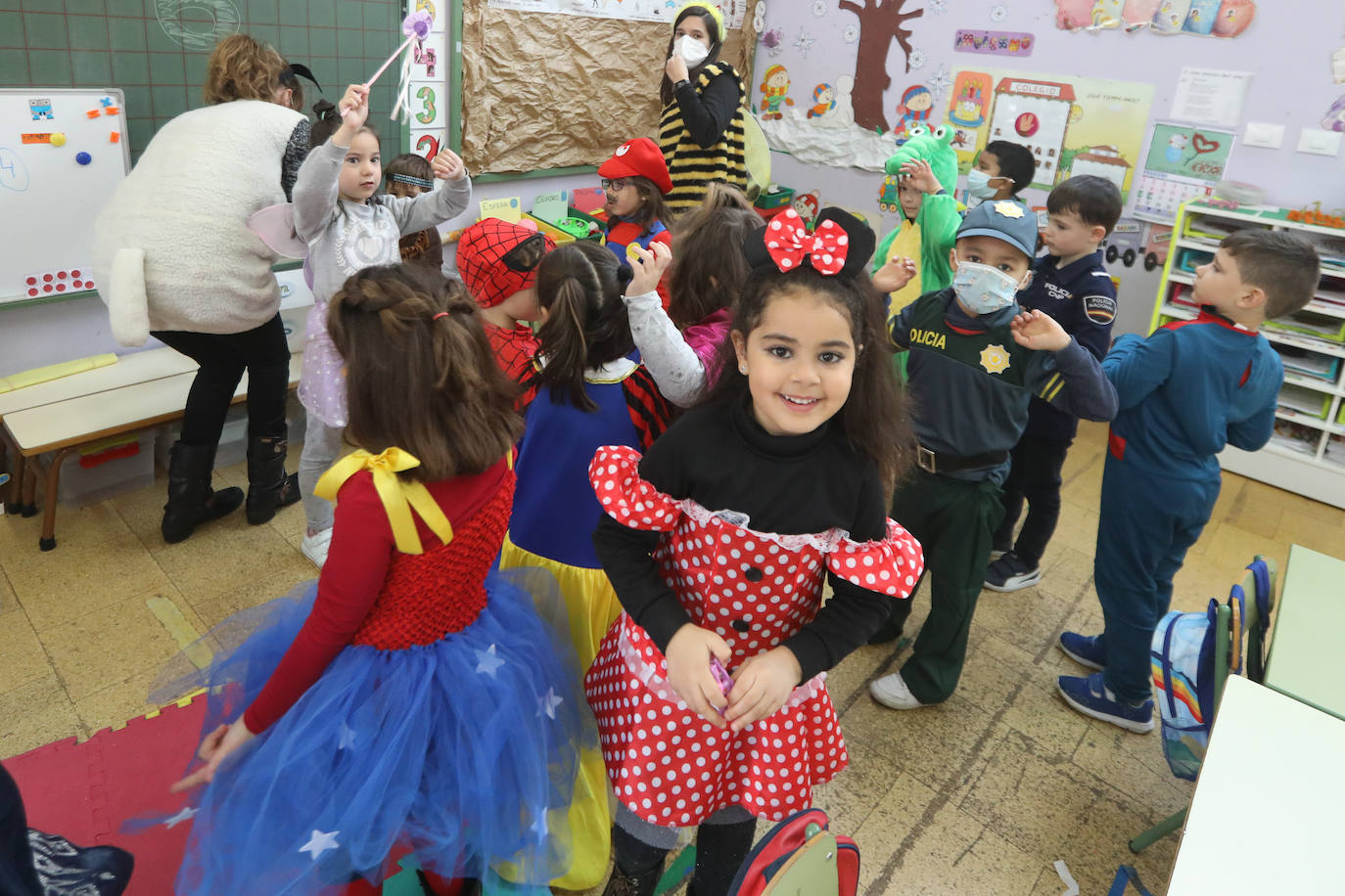 El Antroxu de Avilés ya ha comenzado y así lo han demostrado los niños y niñas de los colegios de avilesinos, que han llenado las aulas de disfraces y alegría. 
