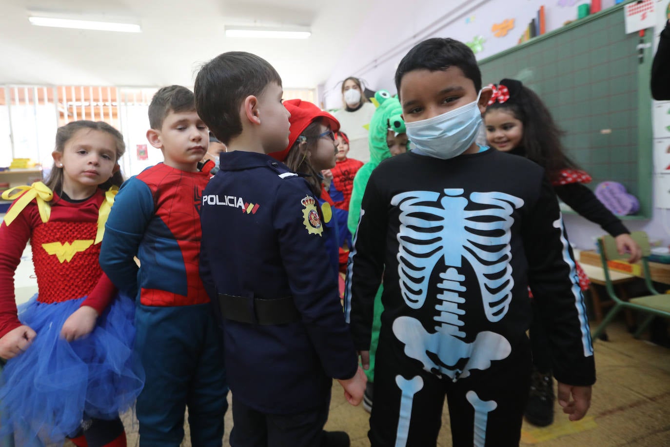 El Antroxu de Avilés ya ha comenzado y así lo han demostrado los niños y niñas de los colegios de avilesinos, que han llenado las aulas de disfraces y alegría. 