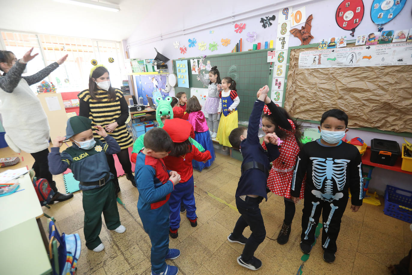 El Antroxu de Avilés ya ha comenzado y así lo han demostrado los niños y niñas de los colegios de avilesinos, que han llenado las aulas de disfraces y alegría. 