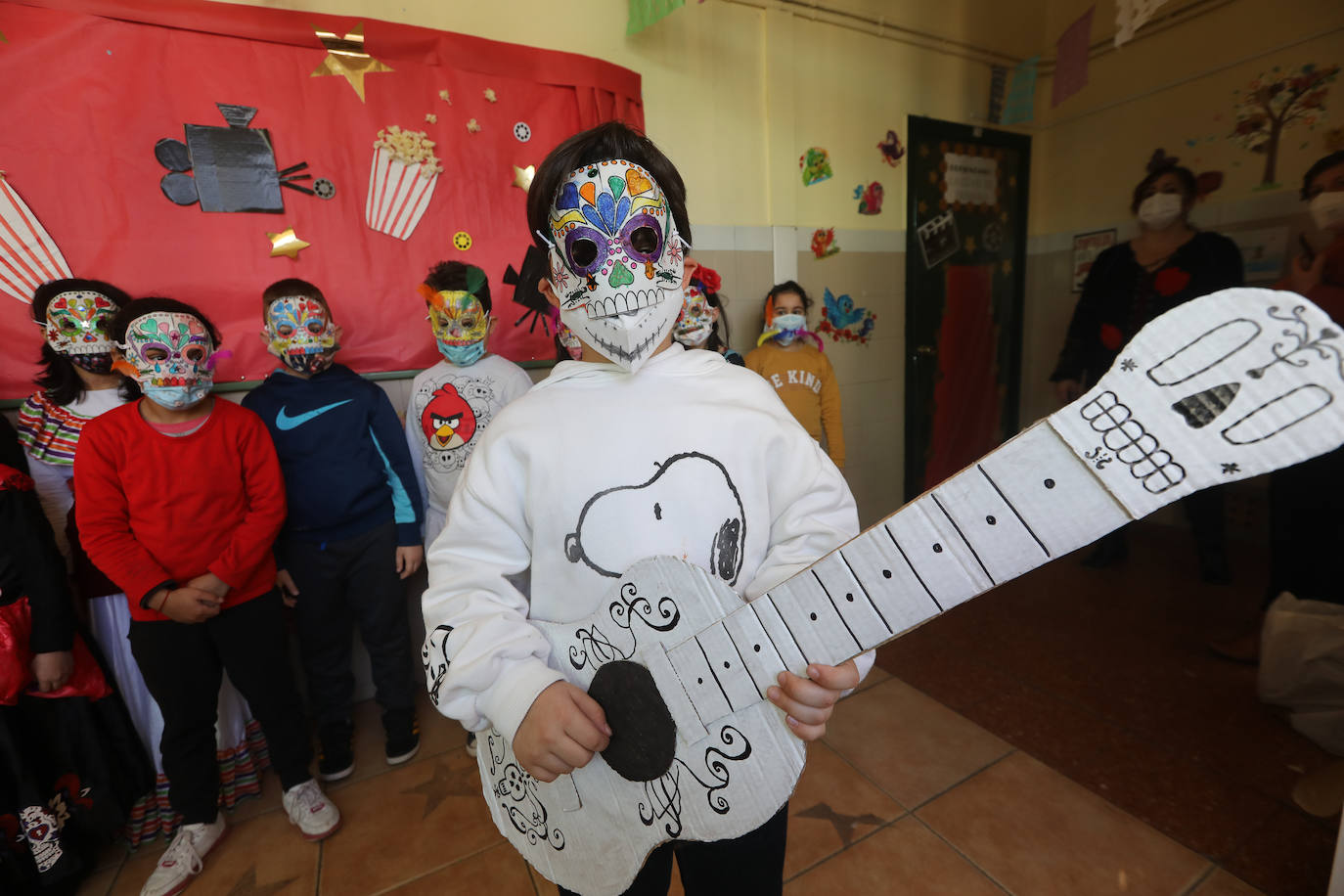 El Antroxu de Avilés ya ha comenzado y así lo han demostrado los niños y niñas de los colegios de avilesinos, que han llenado las aulas de disfraces y alegría. 