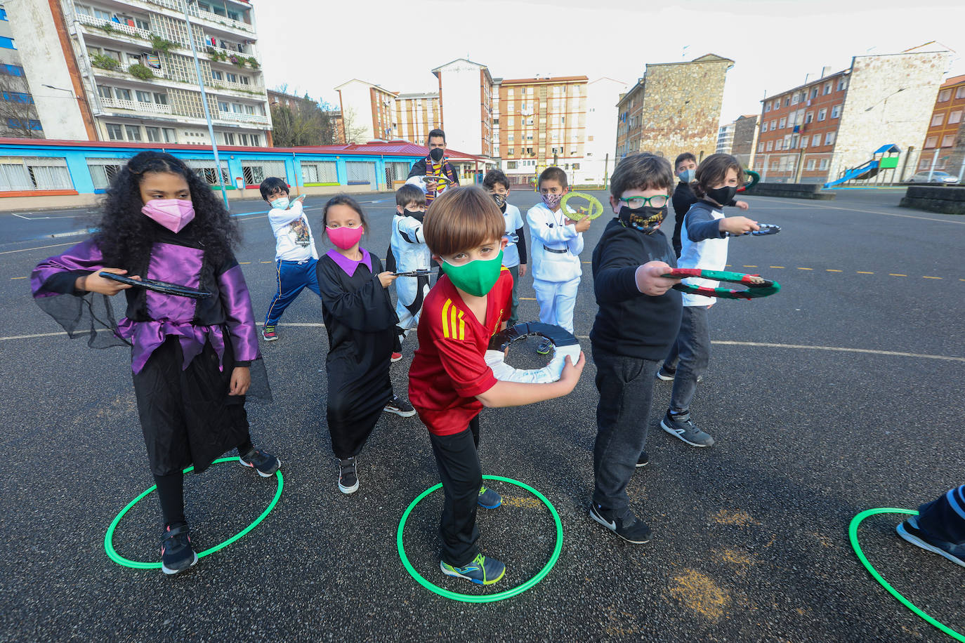 El Antroxu de Avilés ya ha comenzado y así lo han demostrado los niños y niñas de los colegios de avilesinos, que han llenado las aulas de disfraces y alegría. 