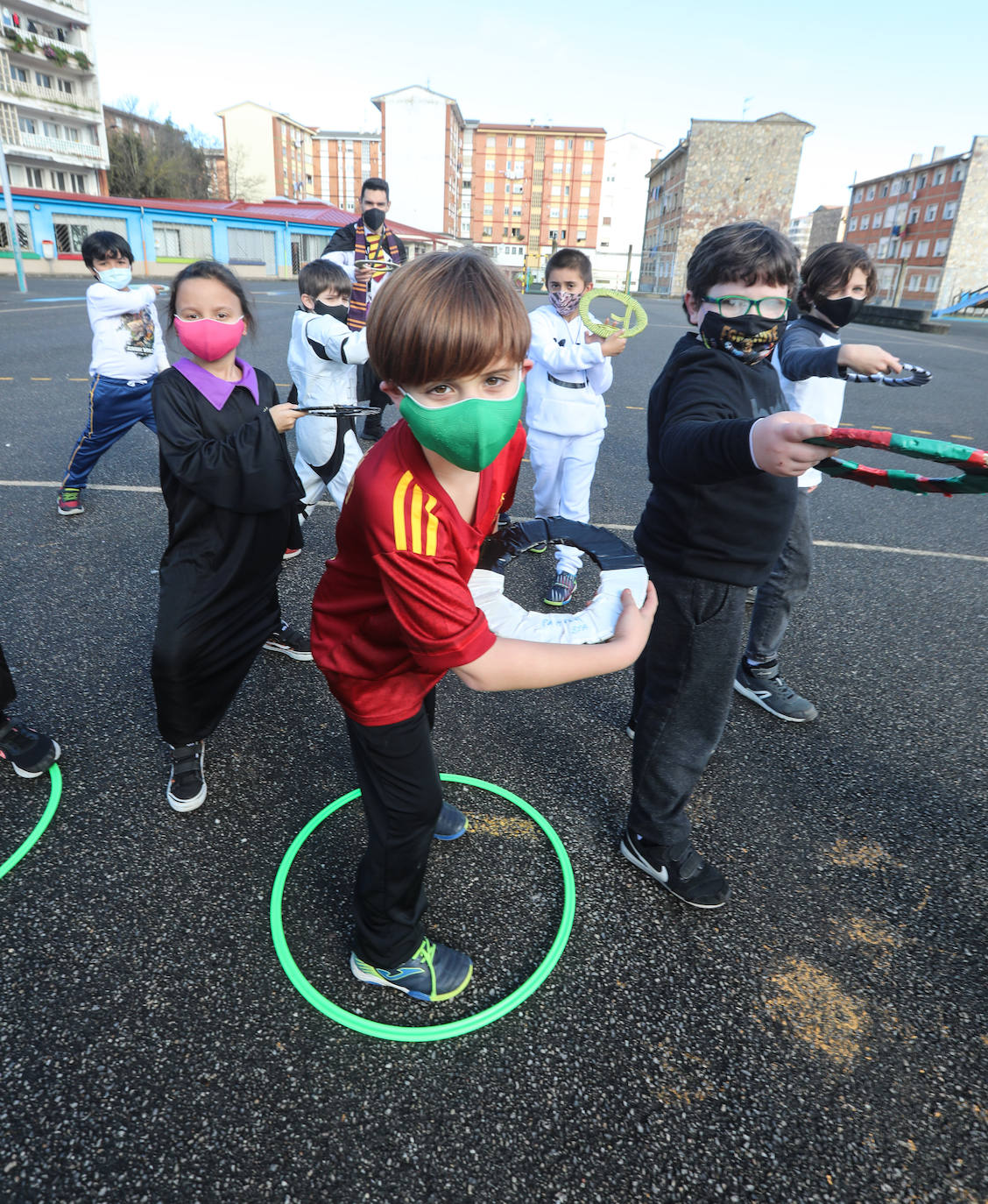 El Antroxu de Avilés ya ha comenzado y así lo han demostrado los niños y niñas de los colegios de avilesinos, que han llenado las aulas de disfraces y alegría. 