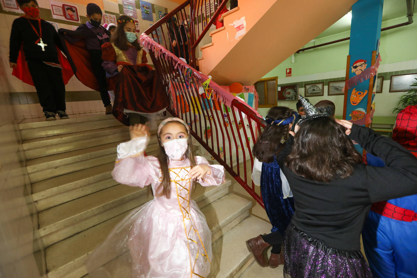 El Antroxu de Avilés ya ha comenzado y así lo han demostrado los niños y niñas de los colegios de avilesinos, que han llenado las aulas de disfraces y alegría. 