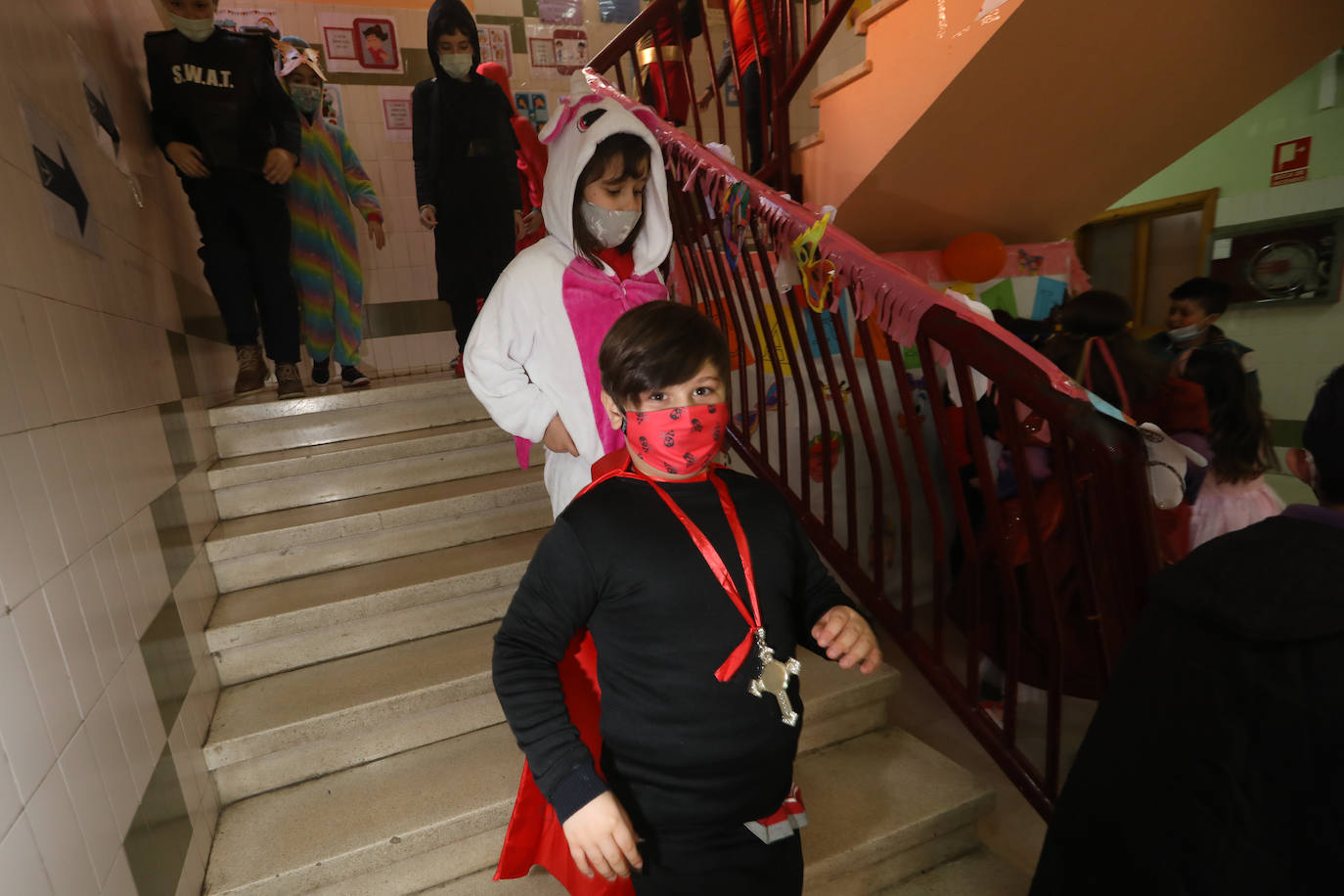 El Antroxu de Avilés ya ha comenzado y así lo han demostrado los niños y niñas de los colegios de avilesinos, que han llenado las aulas de disfraces y alegría. 