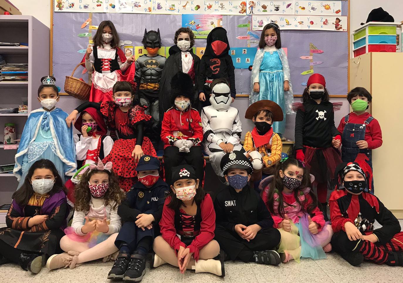 Los más pequeños de Gijón ya están de Antroxu. Los alumnos de cenntros educativos como el colegio Príncipe de Asturias, de La Calzada, el San Vicente de Paúl o el Colegio Público de Cabueñes se han disfrazado este viernes. Estos últimos han aprovechado la ocasión para rendir homenaje a los sanitarios. 