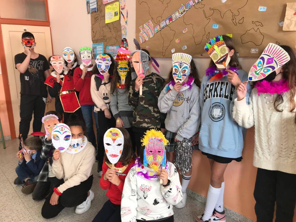 Los más pequeños de Gijón ya están de Antroxu. Los alumnos de cenntros educativos como el colegio Príncipe de Asturias, de La Calzada, el San Vicente de Paúl o el Colegio Público de Cabueñes se han disfrazado este viernes. Estos últimos han aprovechado la ocasión para rendir homenaje a los sanitarios. 