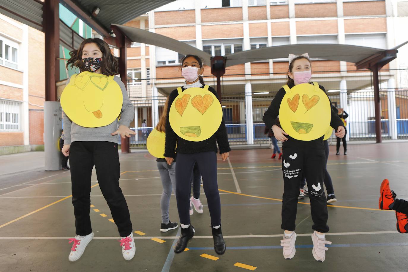Los más pequeños de Gijón ya están de Antroxu. Los alumnos de cenntros educativos como el colegio Príncipe de Asturias, de La Calzada, el San Vicente de Paúl o el Colegio Público de Cabueñes se han disfrazado este viernes. Estos últimos han aprovechado la ocasión para rendir homenaje a los sanitarios. 