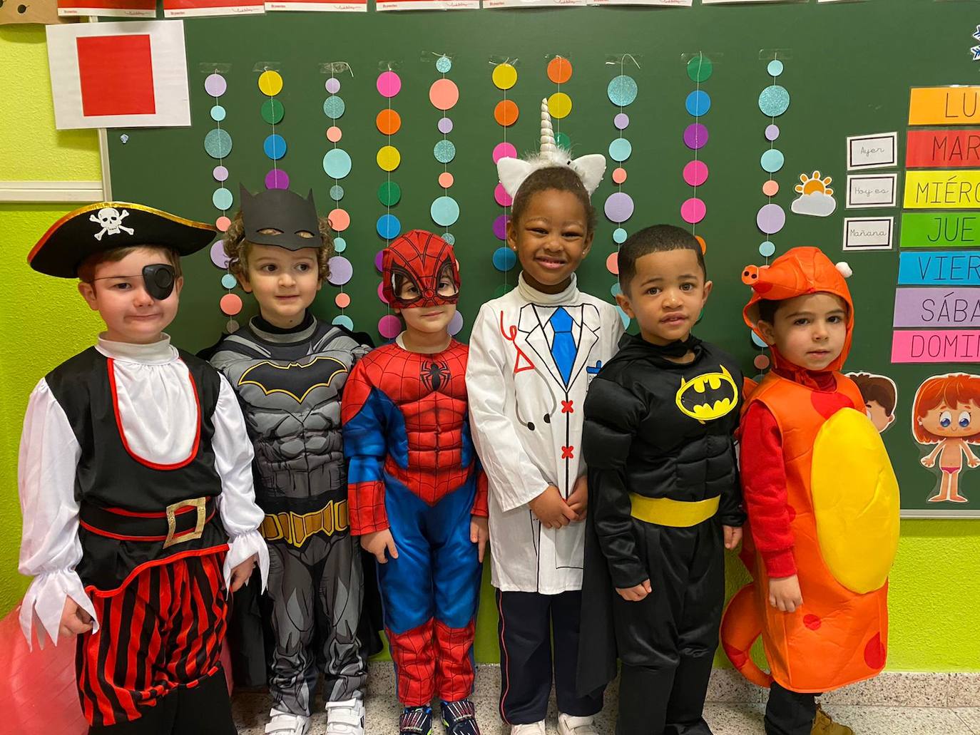 Los más pequeños de Gijón ya están de Antroxu. Los alumnos de cenntros educativos como el colegio Príncipe de Asturias, de La Calzada, el San Vicente de Paúl o el Colegio Público de Cabueñes se han disfrazado este viernes. Estos últimos han aprovechado la ocasión para rendir homenaje a los sanitarios. 