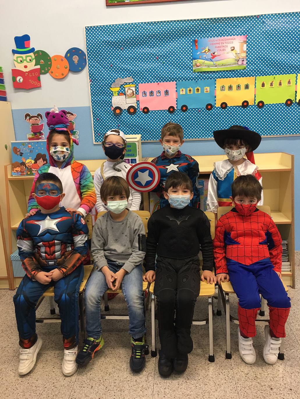 Los más pequeños de Gijón ya están de Antroxu. Los alumnos de cenntros educativos como el colegio Príncipe de Asturias, de La Calzada, el San Vicente de Paúl o el Colegio Público de Cabueñes se han disfrazado este viernes. Estos últimos han aprovechado la ocasión para rendir homenaje a los sanitarios. 