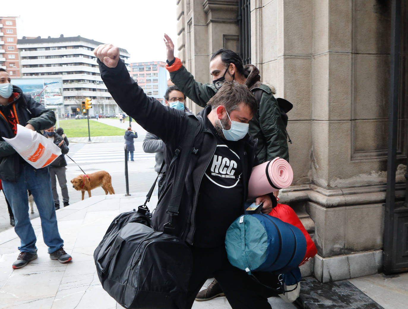 Los hosteleros David Tejerina y Tono Permuy se han encerrado en la iglesia de San José de Gijón para reclamar una mayor implicación de las administraciones con el sector y ayudas para afrontar los pagos a sus trabajadores 